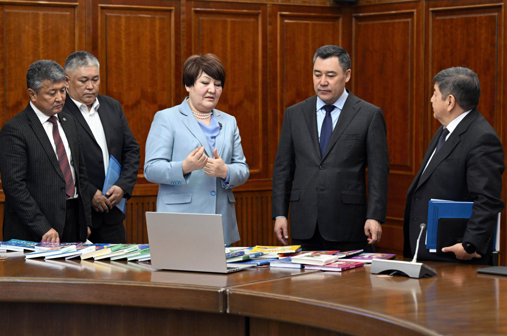 Президент Садыр Жапаров Кыргызстандын мектептериндеги билим берүүнү модернизациялоонун негизги багыттарын белгиледи